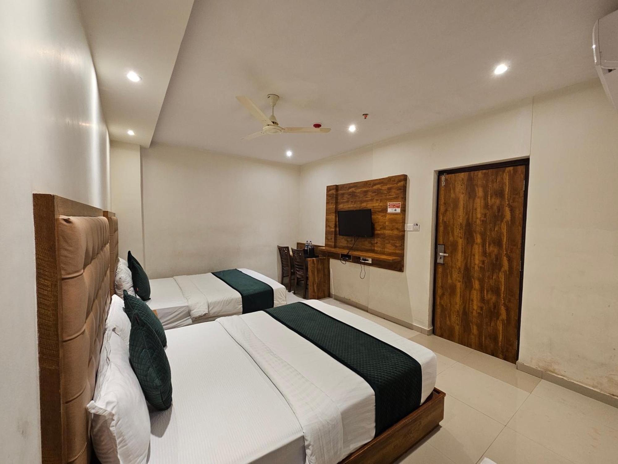Hotel Bkc Garden - Near Us Embassy Bkc มุมไบ ภายนอก รูปภาพ