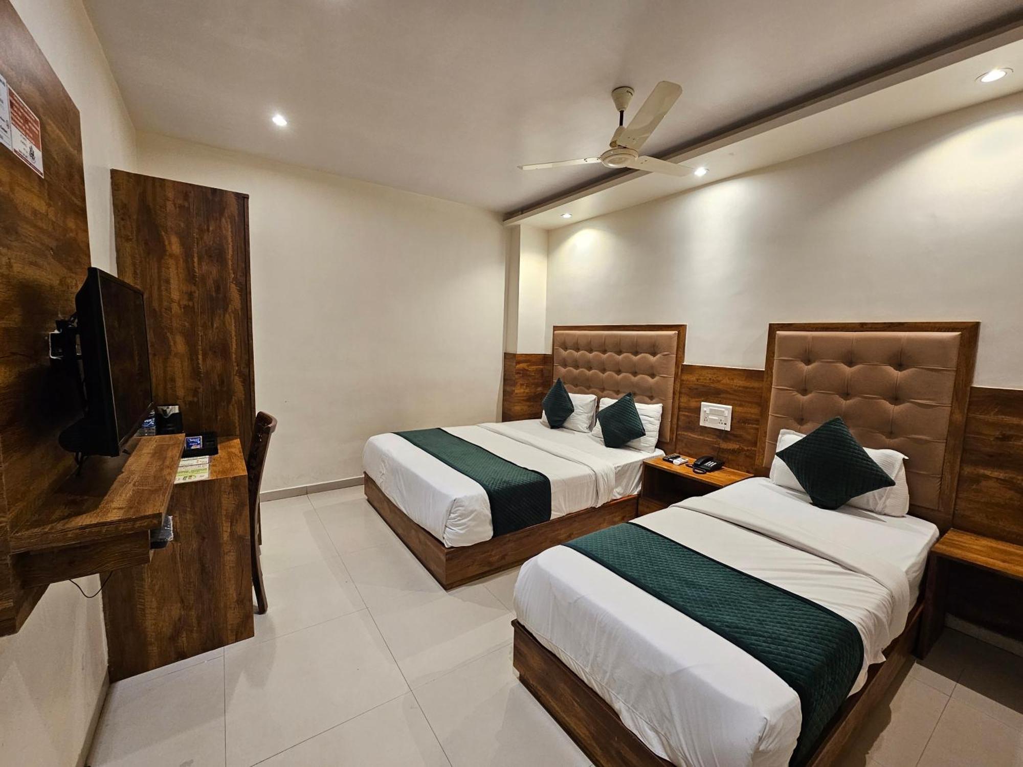 Hotel Bkc Garden - Near Us Embassy Bkc มุมไบ ภายนอก รูปภาพ